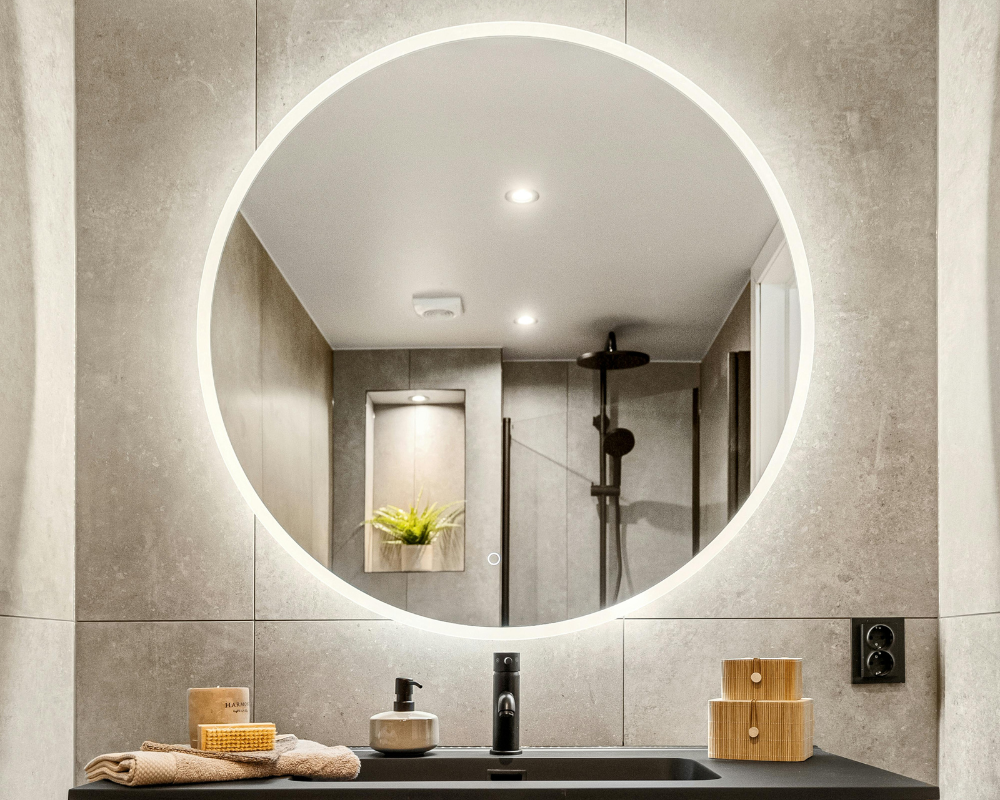 Mirror Math: Width, Shape & Sightlines That Flatter